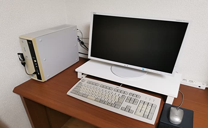 アイリスオーヤマ モニター台【レビュー】PCデスクのスペース確保に最適！｜ばにらのーと